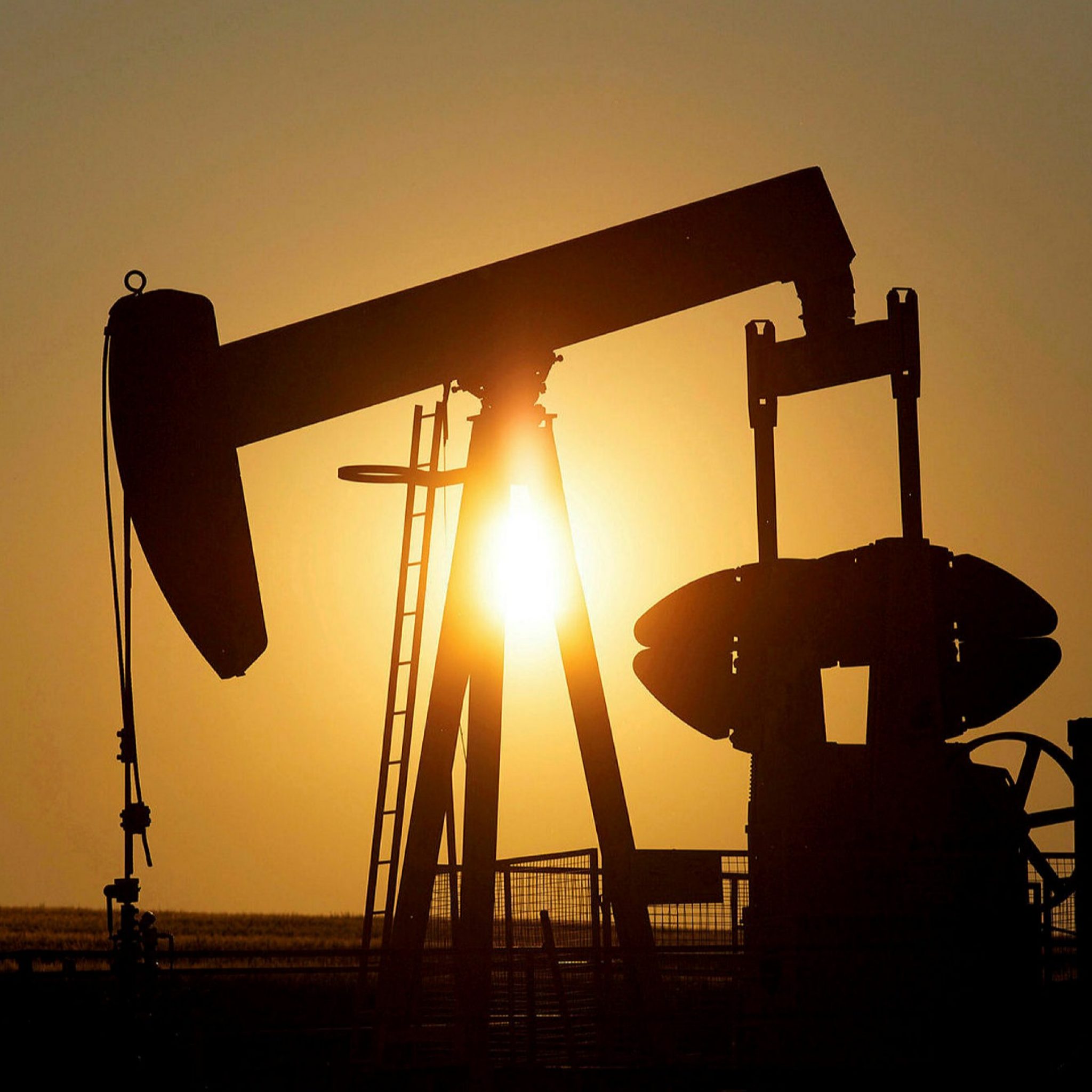 ارتفعت اسعار البترول بسبب هجمات ارهابية على ميناء سعودى